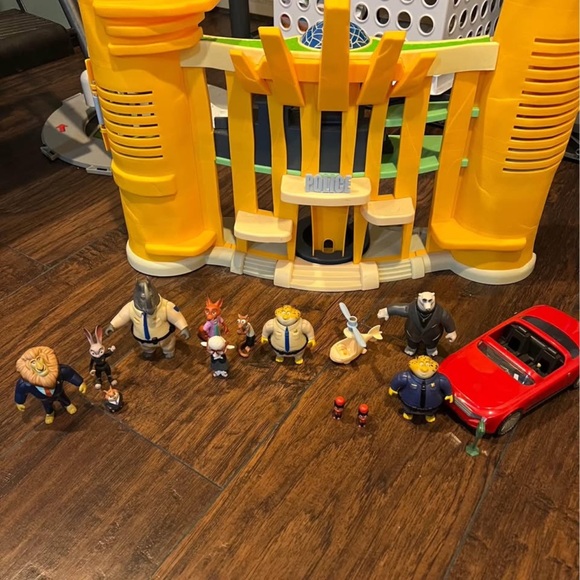 Zootopia Station Playset with Figures - Yellow